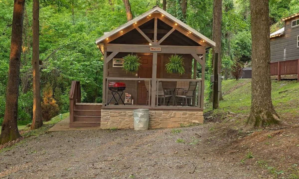 Lookout Valley Neighborhood Association Cabin | Lynda Nature Nested Tiny Cabin with Hot Tub