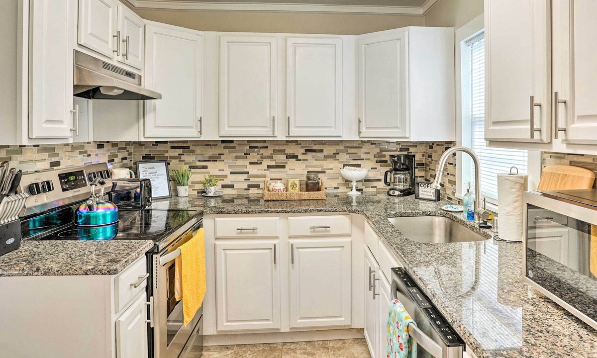 Dixieland Cottage | Lynns Historic Dixieland Cottage Near Downtown