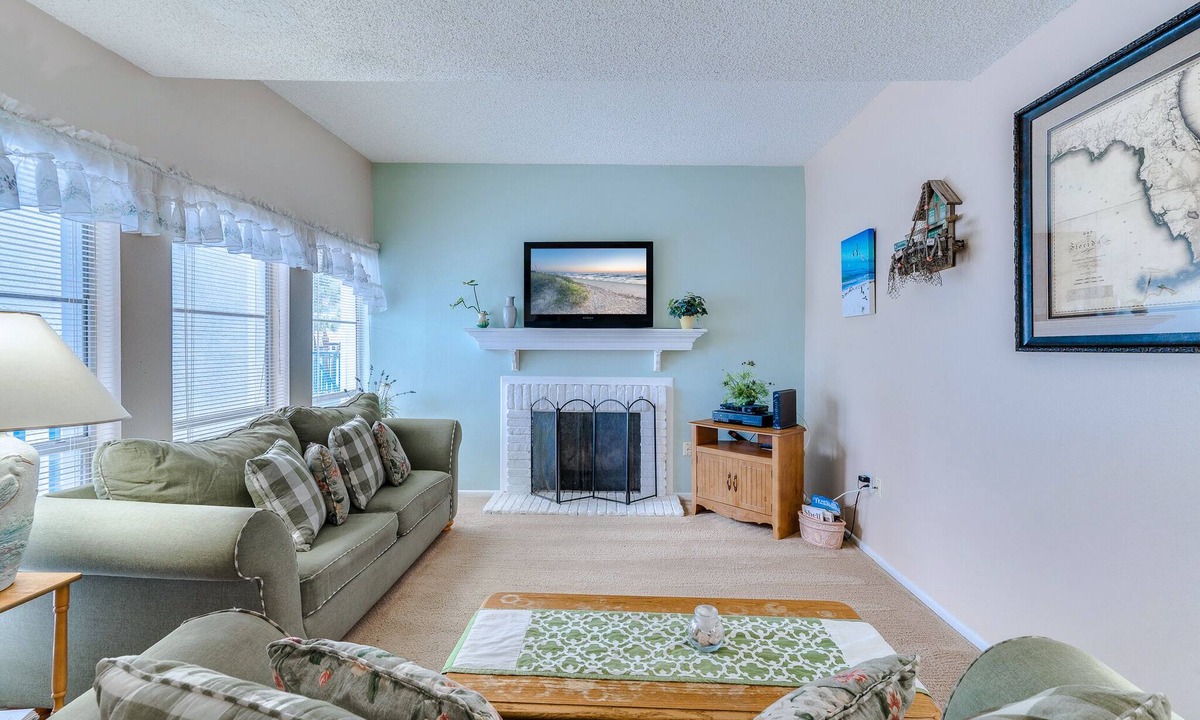 Madeira Beach Condo | Madeira Beach Yacht Club 215F | Canal-Front Balcony, Pool + Dock