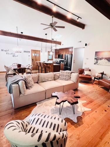 Maggie Valley Ski Chalet | Maggie Valley 4BR Cabin with Hot Tub in Serene Forest