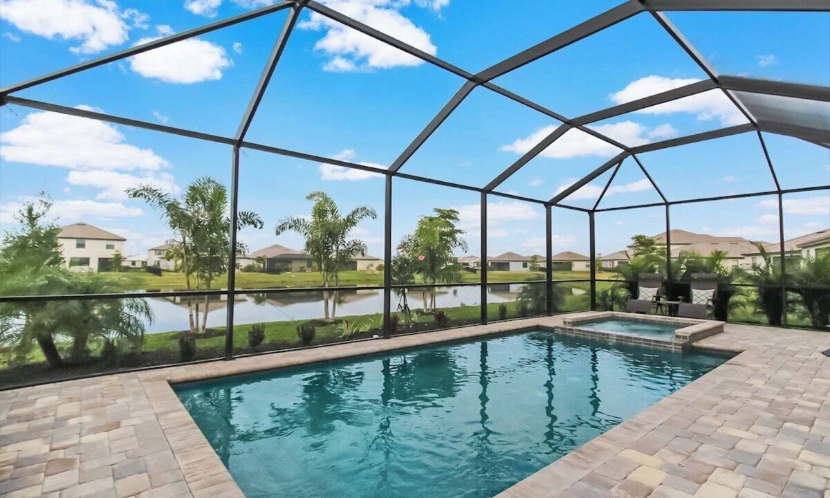 Lakewood Ranch House | Magnificent 4/3 waterfront pool home in Lorraine Lakes - Waterfront Dreamin