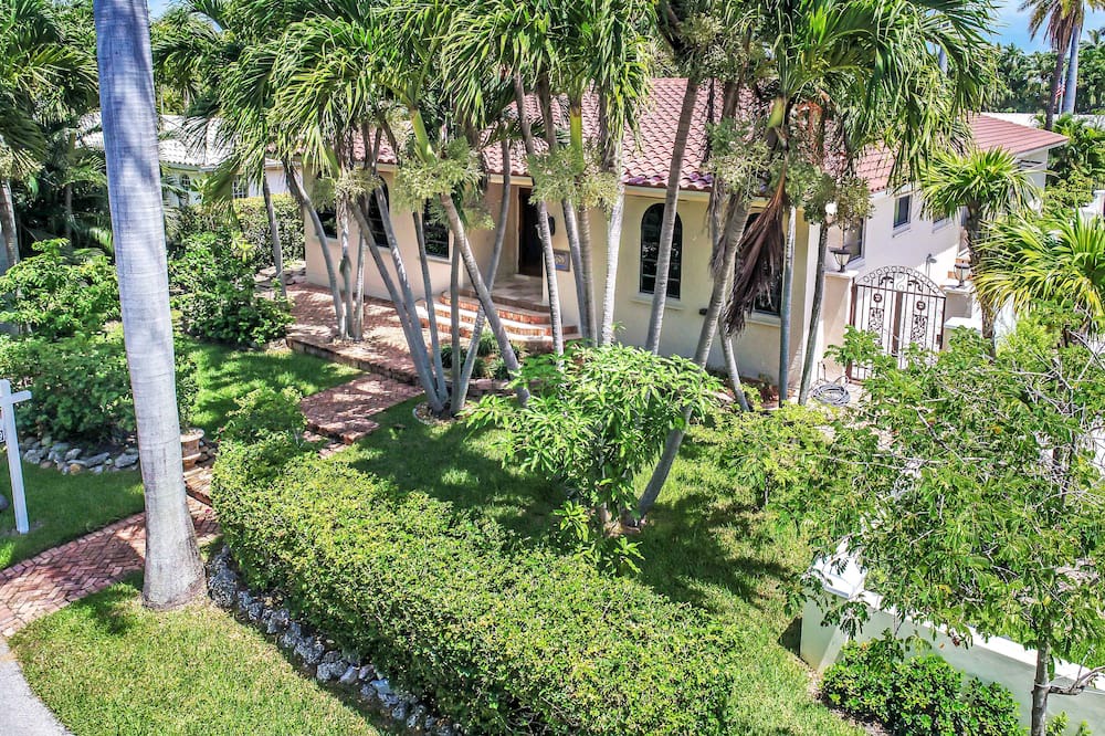 South Lake Villa | Magnificent Villa By The Lake Near Hollywood Beach & Boardwalk