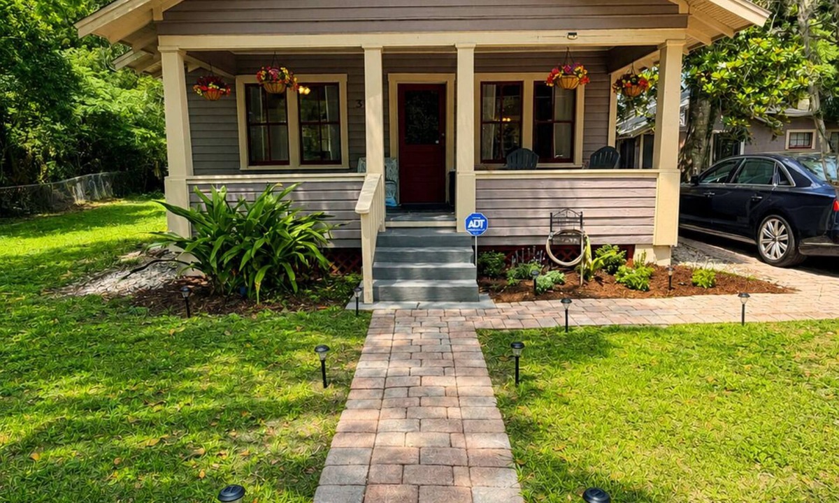 DeLand Cottage | Magnolia Cottage Historic 1923 home in Downtown DeLand & close to Stetson