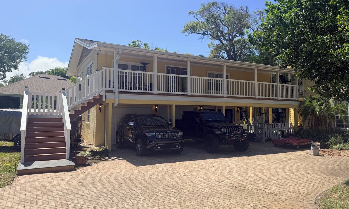 Holly Hill Cottage | Magnolia Manor a 3-bedroom cottage in serene Daytona Beach with AC