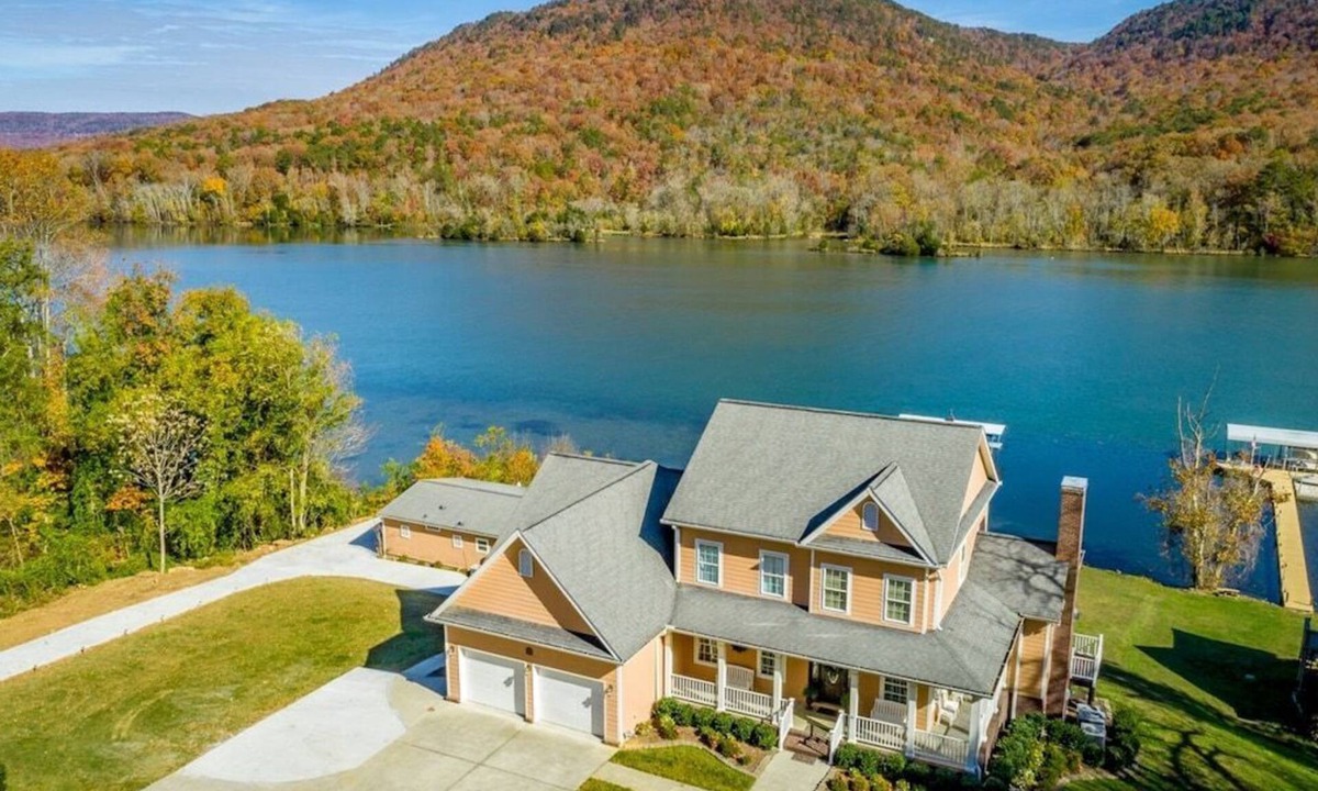 Chattanooga House | Main + Guest Home on the TN River! Sleeps 19 ppl!