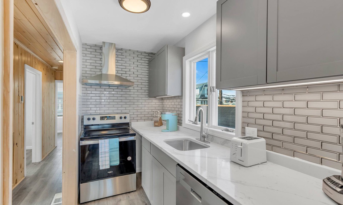 Manasquan House | Manasquan BeachSide Back House 50 ft to Beach - Completely Updated