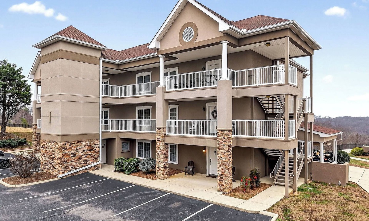 Lancaster Condo | Marina View Condo: Spacious 3-bedroom Condo by Center Hill Marina .