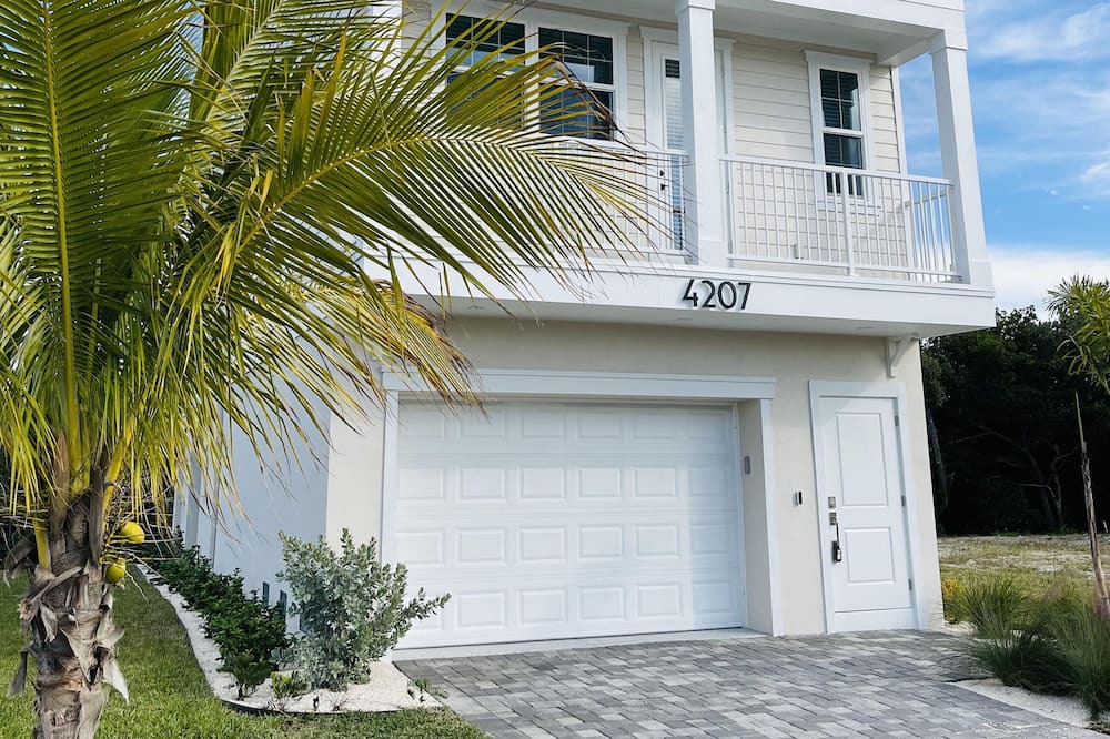 Cortez House | Marina View Villa - Brand New Lux Eco Home, Dock, Close to AMI Beaches!