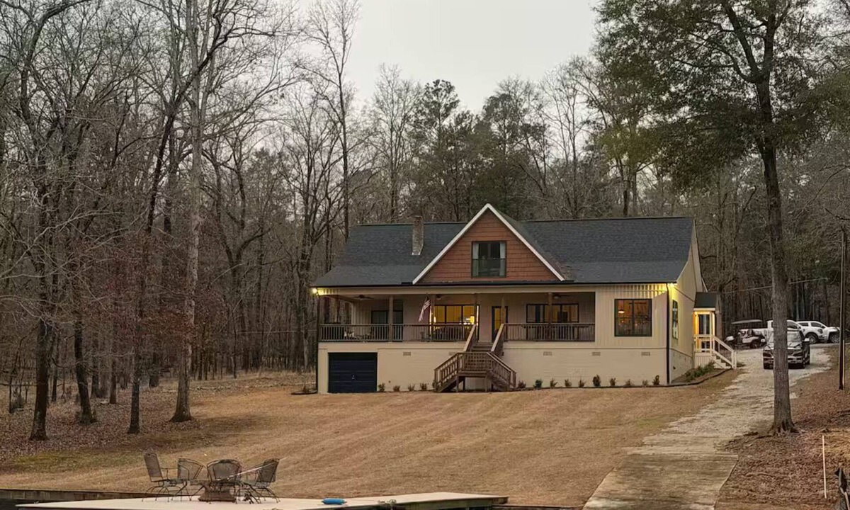 Hardwick House | Marvelous lakefront 3-bedroom house with amazing views