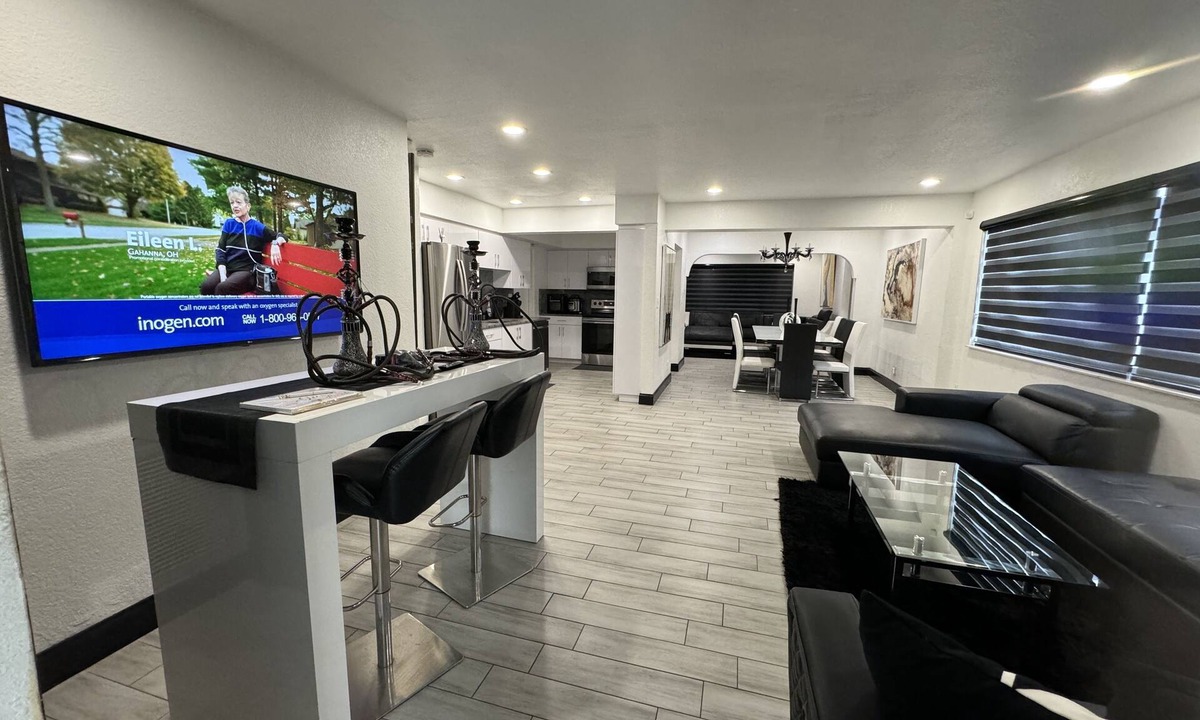 Dania Beach House | MASSIVE HOME WITH HEATED POOL, NEAR BEACH IN SUNNY SOUTH FLORIDA