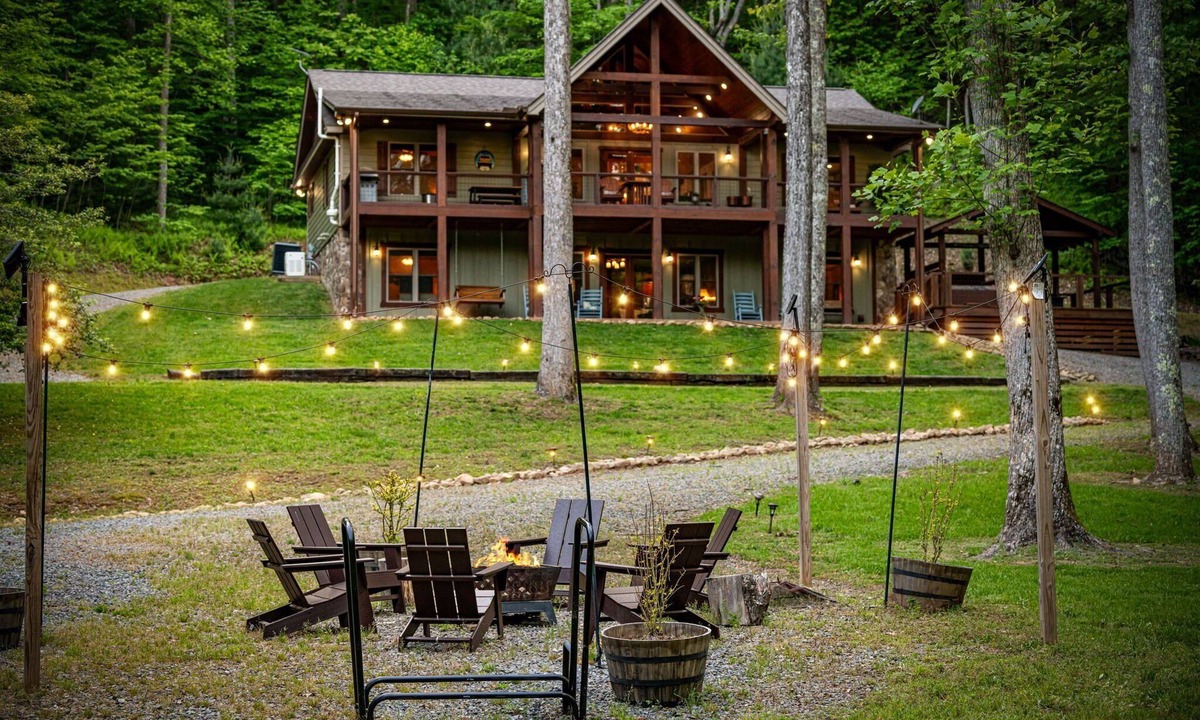 Cherry Log Cabin | Meadow Creek Retreat - Family Friendly | Rustic Modern | Hot Tub