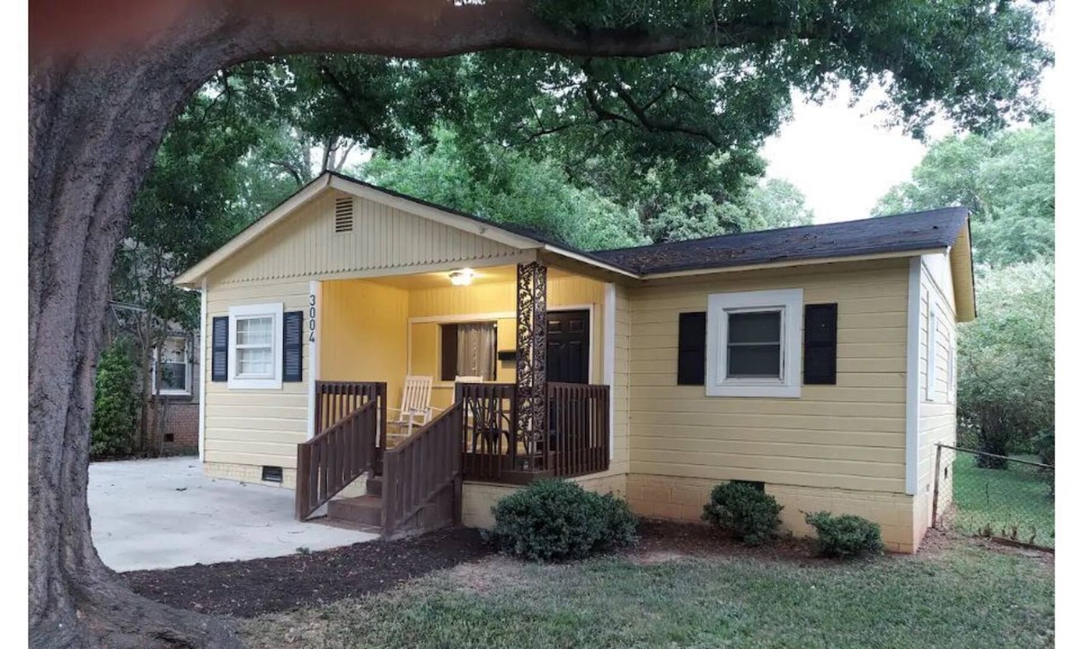 Enderly Park House | Mello Yellow: Enderly Park just min to downtown
