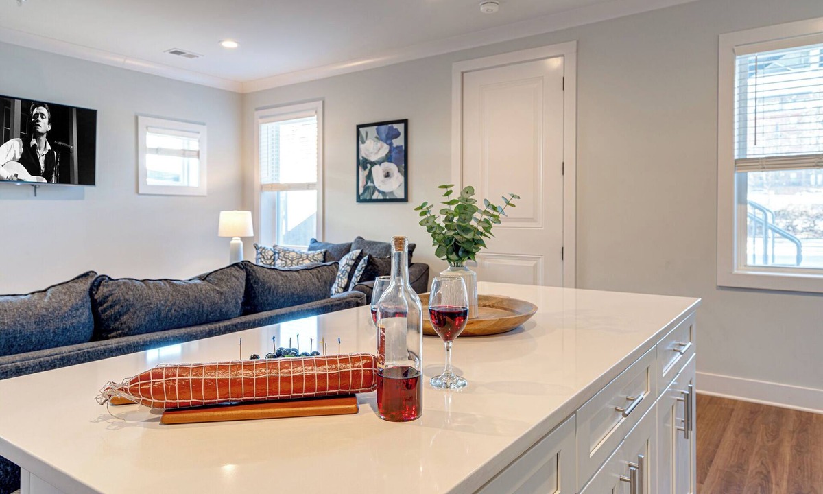 Melrose Cottage | Mesmerize Melrose - Mins to Broadway - 2 Bedrooms
