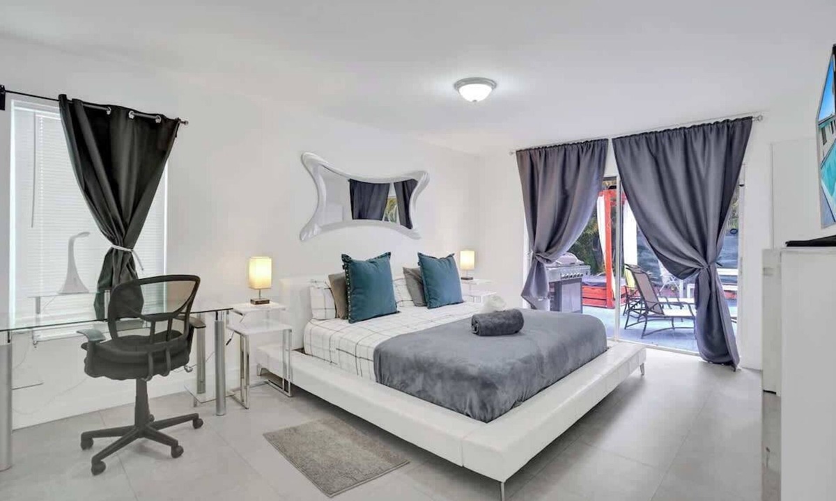 West Park Villa | Miami Central Stunning Villa with Heated Pool BBQ
