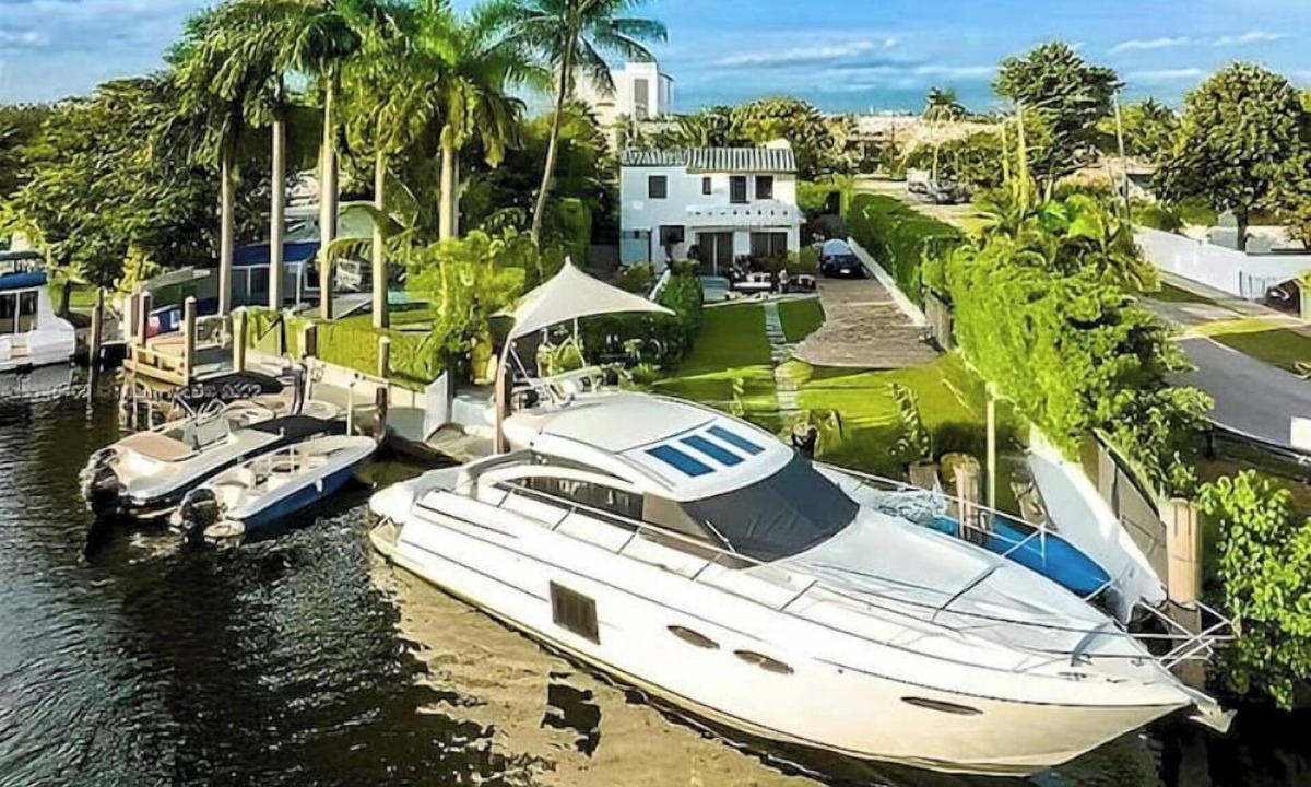 West Little Havana Villa | Miami Riverfront Villa: Pool, Hot Tub, Garden, Barbecue,High Ceiling Living Room