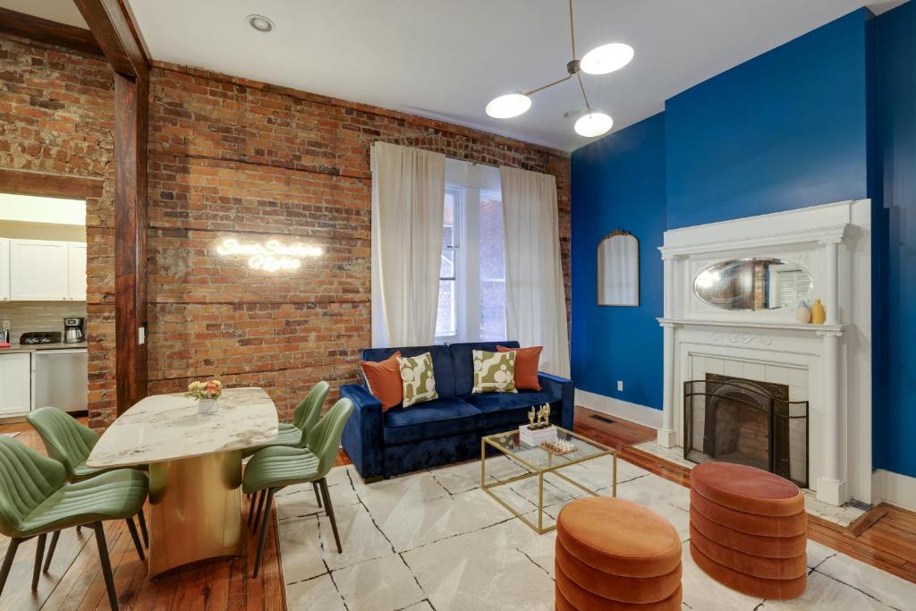Dixon Park Apartment | Mid-Century getaway
