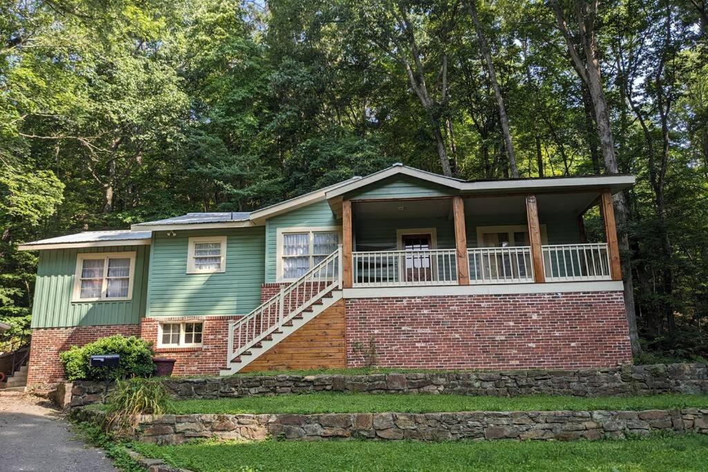 Fort Payne Apartment | MidCentury Charm-Tranquil Setting-Walk to Downtown