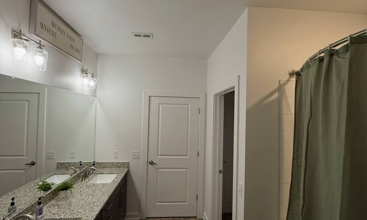 East Side Apartment | Midtown Stay Near Everything