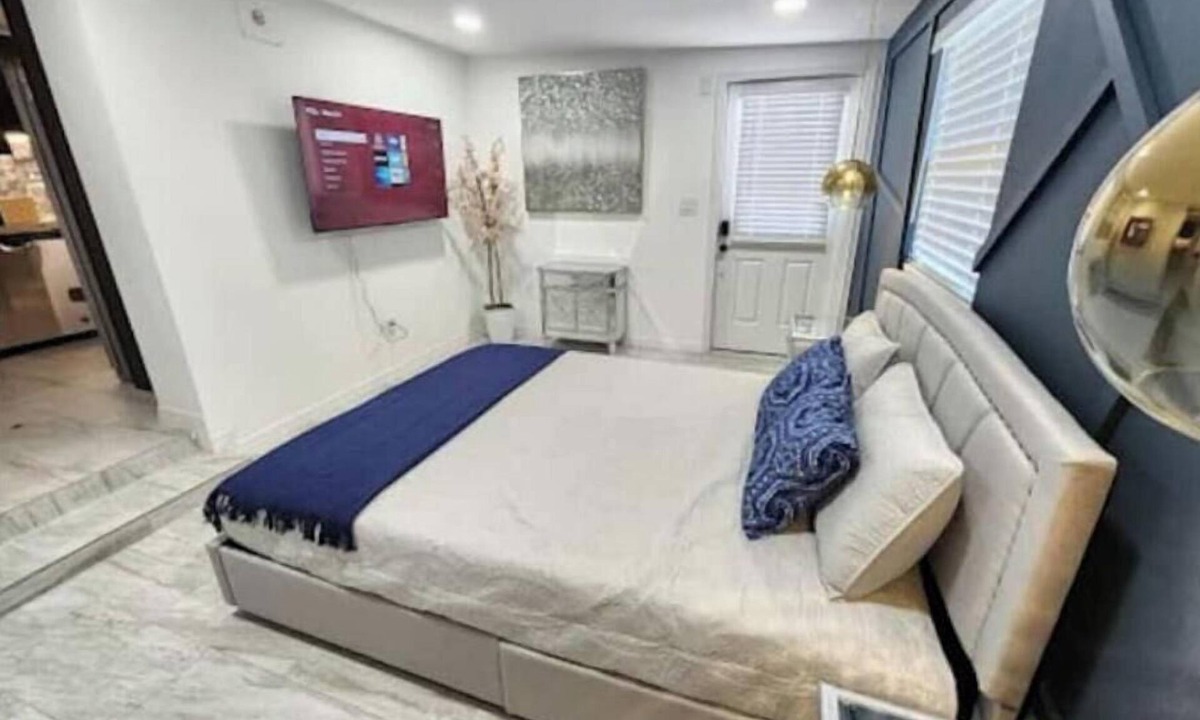 Fairview Shores House | Mills House @WP. Sleeps 11 Renovated. Queen beds