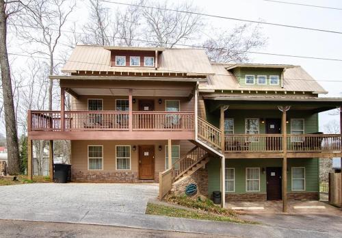 Dahlonega Apartment | Miners Ridge Villa on Choice Ave - Steps to Downtown