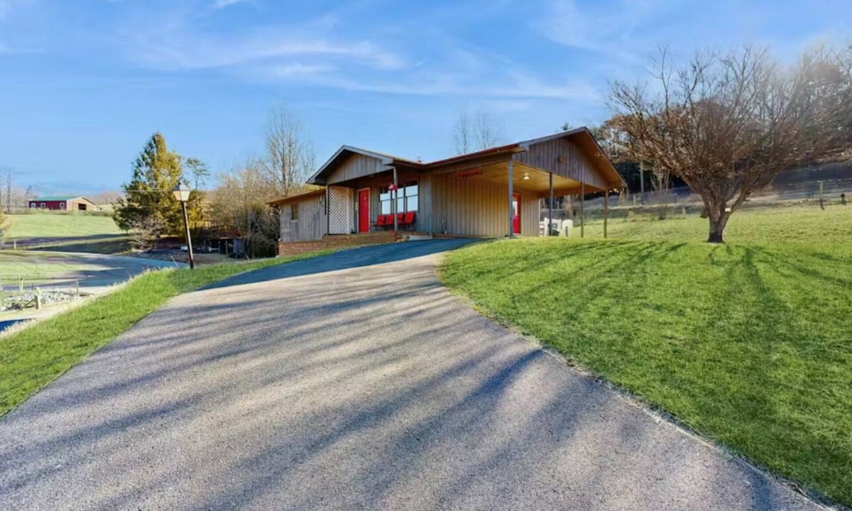 Hendersonville House | Mini Farm Stay with Animals - Near Asheville