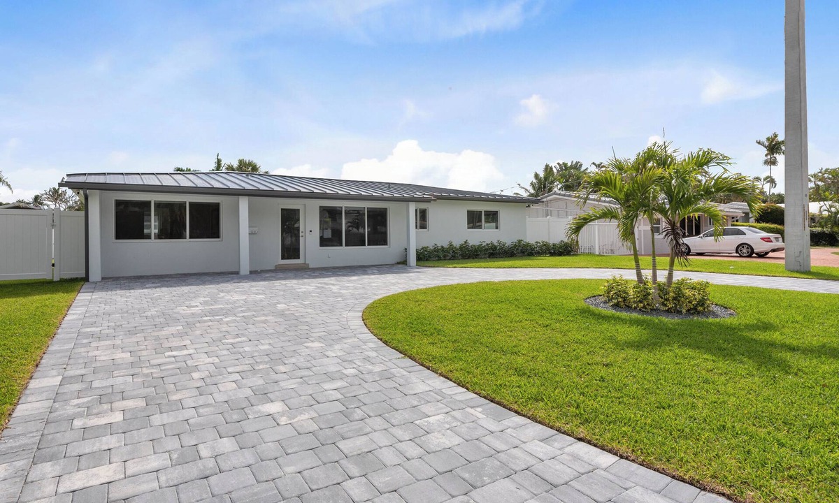 Deerfield Beach House | Minutes from the beach! Paradise Oasis full of entertainment! Pool Table!