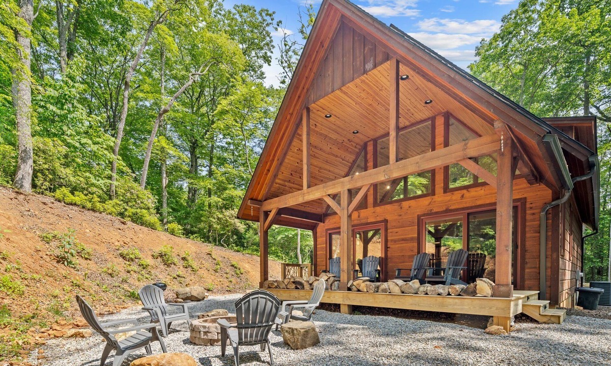 Spruce Pine Cabin | Minutes to the Blue Ridge Pkwy + firepit & wood