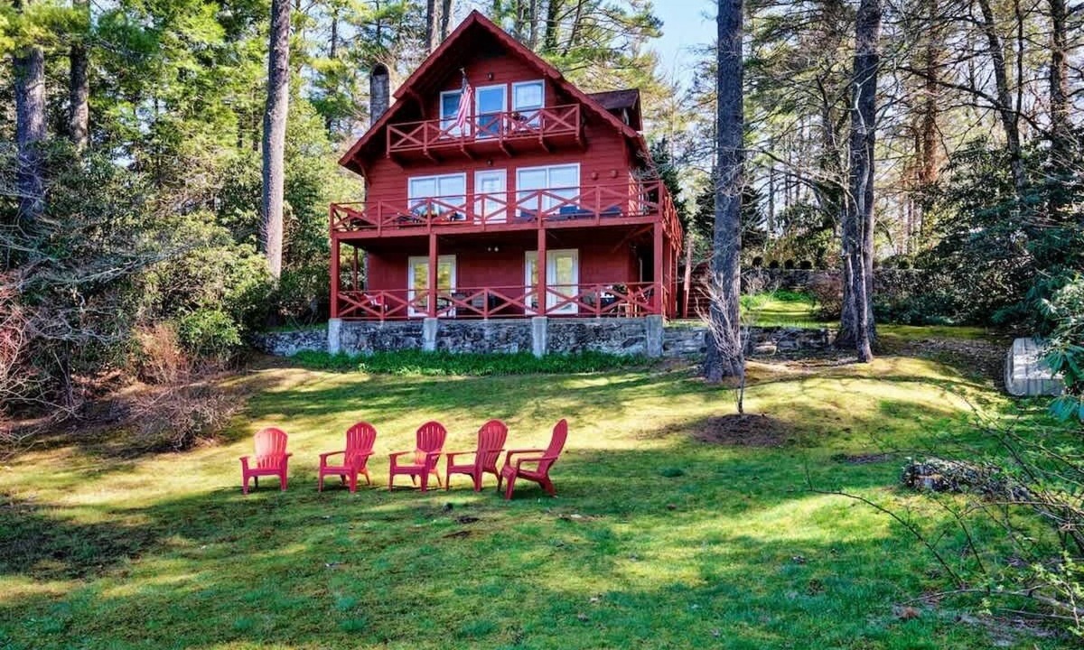 Mirror Lake Ski Chalet | Mirror Lake Retreat | Walk to Town!