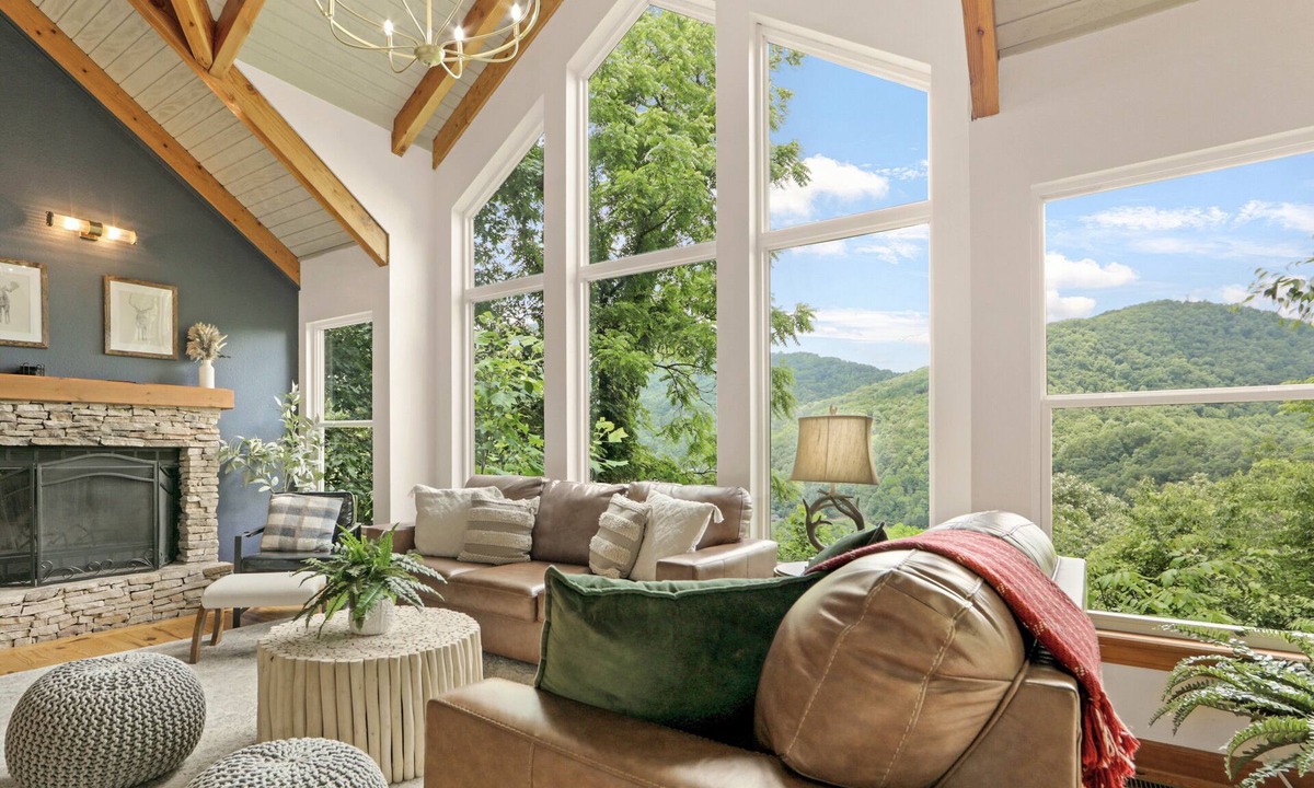 Waynesville House | Misty Valley BnB ~ Hot Tub ~ Game Room ~ King Beds ~ Netflix