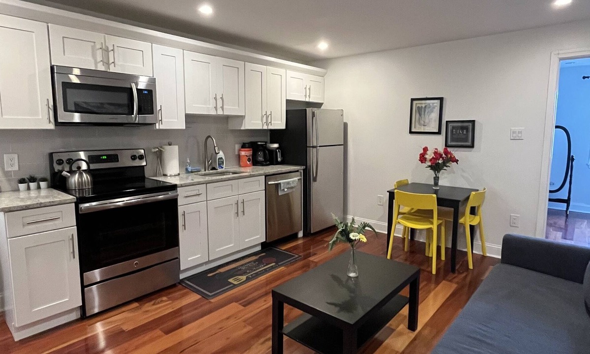 Passyunk Square Apartment | Modern 1 bedroom apartment close to Geno's / pat's, Sports Centers