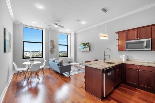 Olde Kensington Apartment | Modern 1BR with Rooftop Pool & Gym
