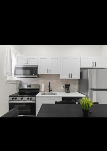 Primos Secane Apartment | Modern 2 bedroom 1 bath unit 2 Near Airport, Xfinity Arena and Eagles Stadium