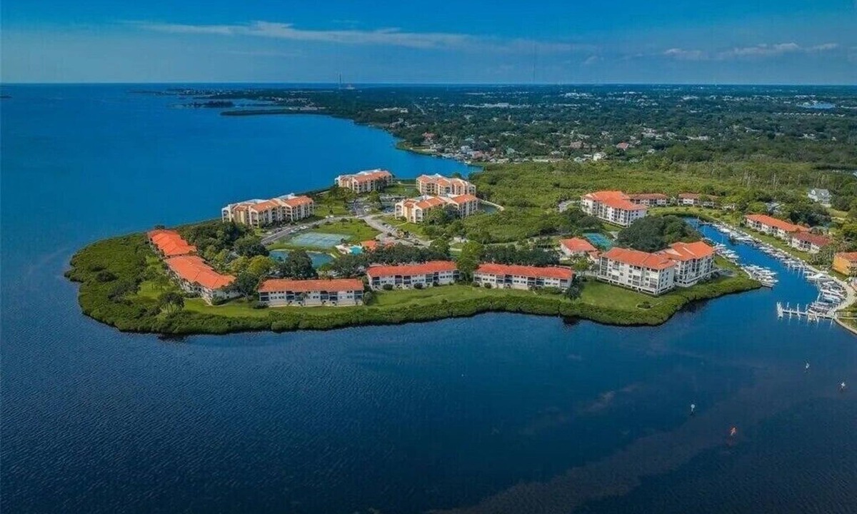Tarpon Springs Condo | Modern 2 Bedroom Condo in Prime Gulf-Front Community with Pool, Wifi, AC & More