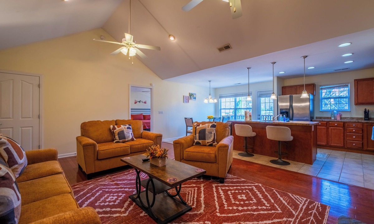 Gatlinburg - Pigeon Forge Cottage | Modern 2BR w/ Garage & Jacuzzi|<1 Mile to Parkway