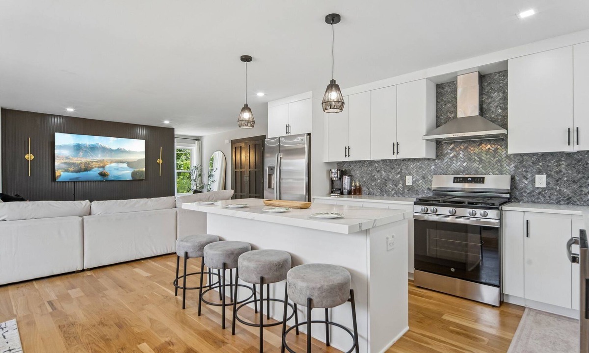 Linden House | Modern 3BR Retreat Near NYC, EWR & MetLife
