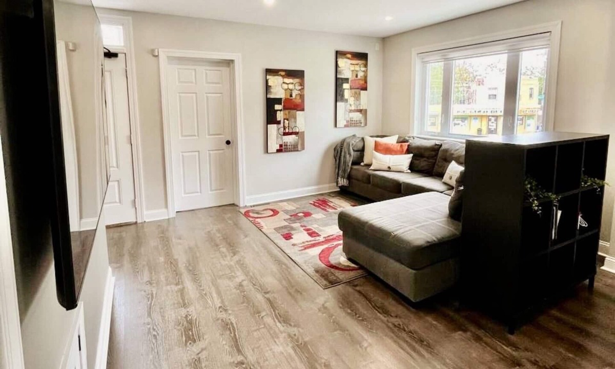Frankford House | Modern 4BR Home Free Parking + Outdoor Fenced Patio