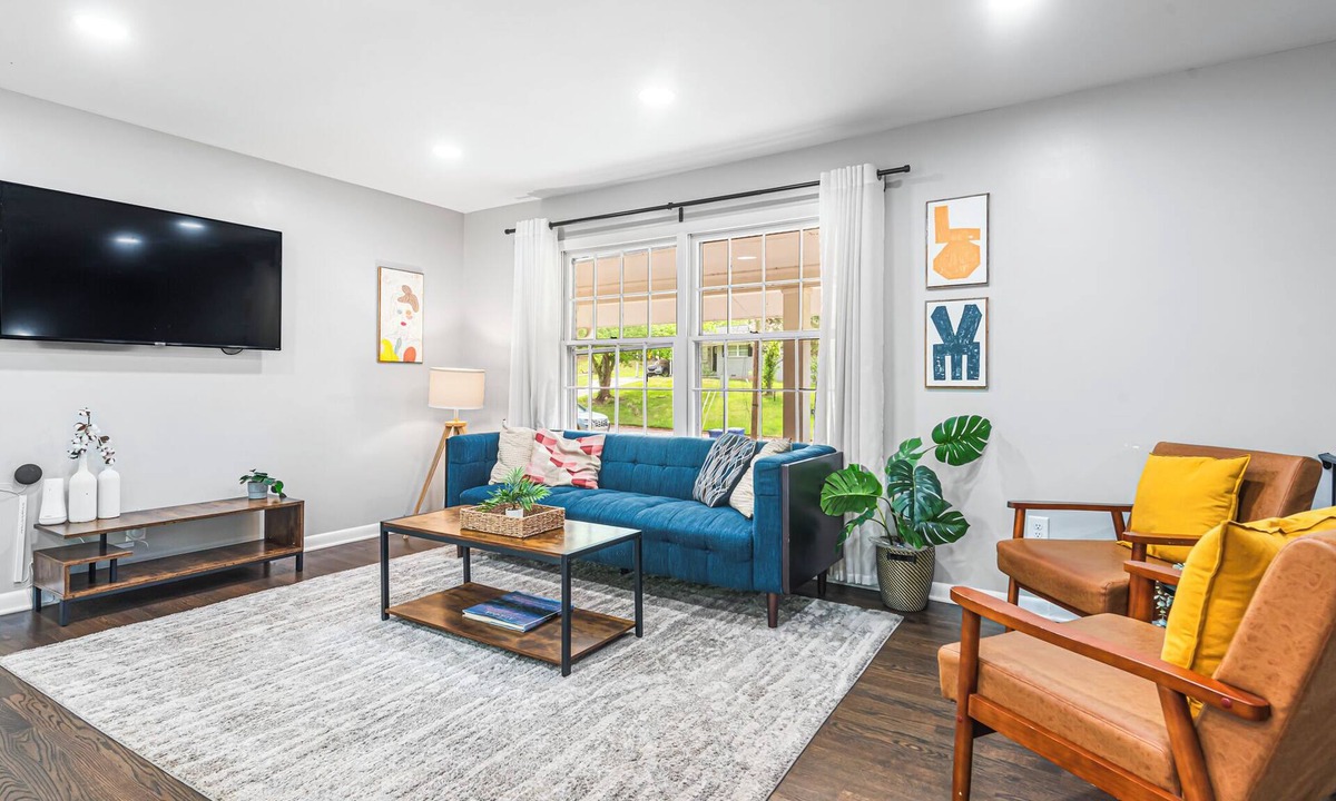 Decatur House | Modern 5BR Oasis, Sleeps 12 & 15 Min to Downtown