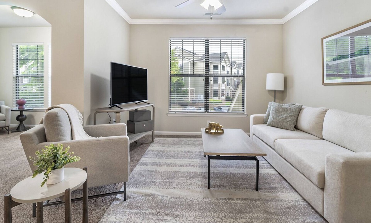 Greer Apartment | Modern Apartment in Prime Location (ID7746X84)