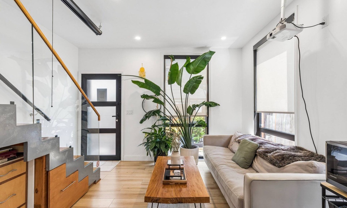 Kensington Apartment | Modern Bright Loft in Fishtown with Greenhouse