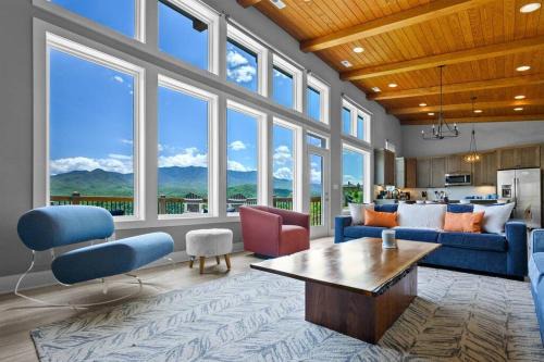 Gatlinburg Villa | Modern Cabin near Smoky Mountain National Park
