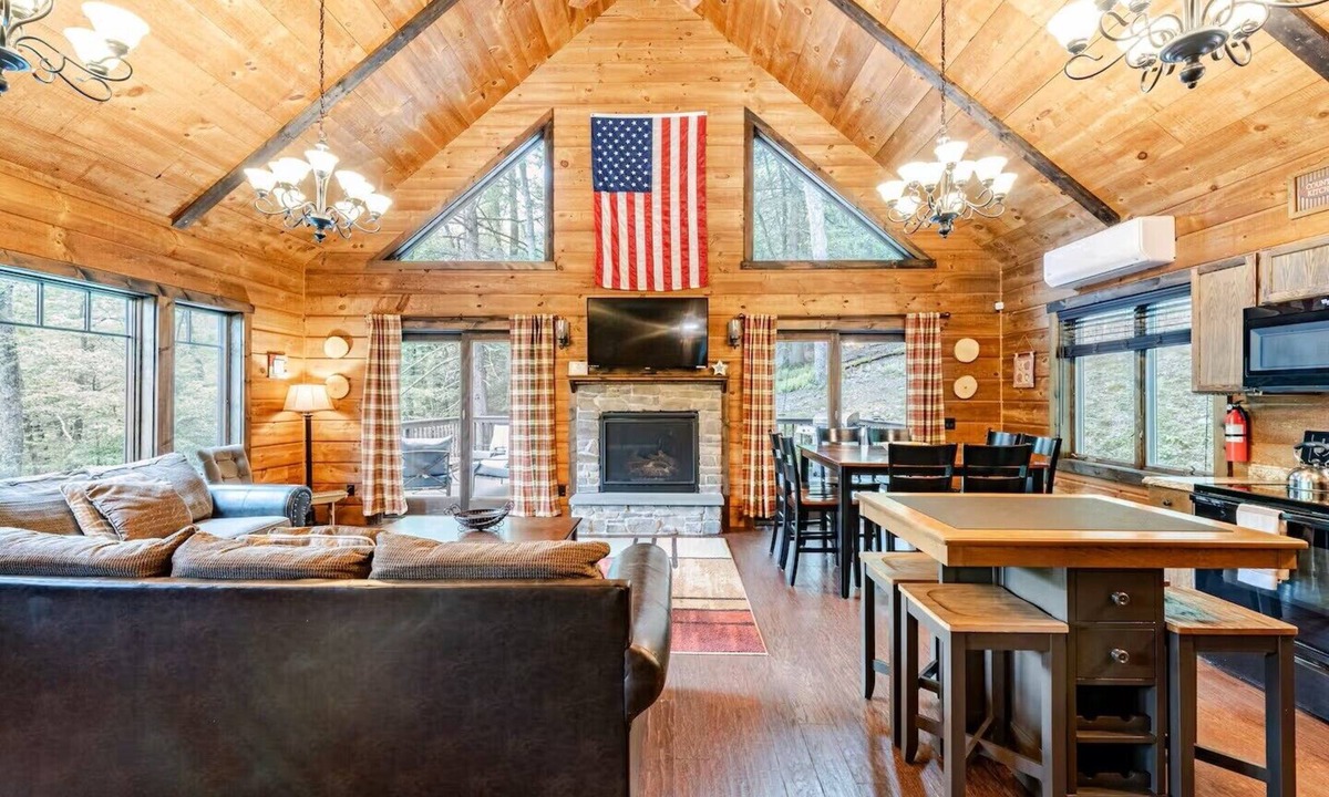 East Stroudsburg House | Modern Cabin – Waterfront & Private! near falls, golf, hiking, fishing & more!