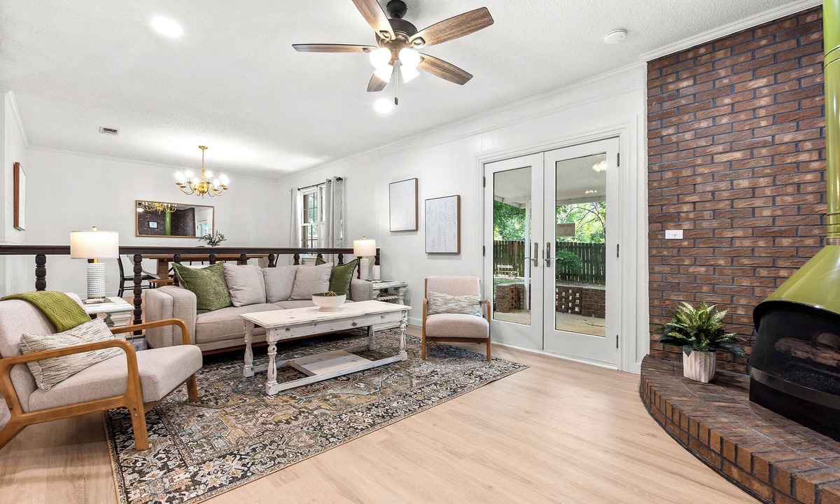 Perry House | Modern Charm at The Jade House, Fenced Yard, Fast Wifi