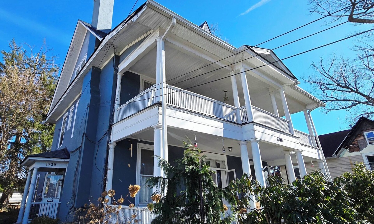 Scranton Apartment | Modern. Charming, high ceiling, spacious home. Huge Porch. Great neighborhood