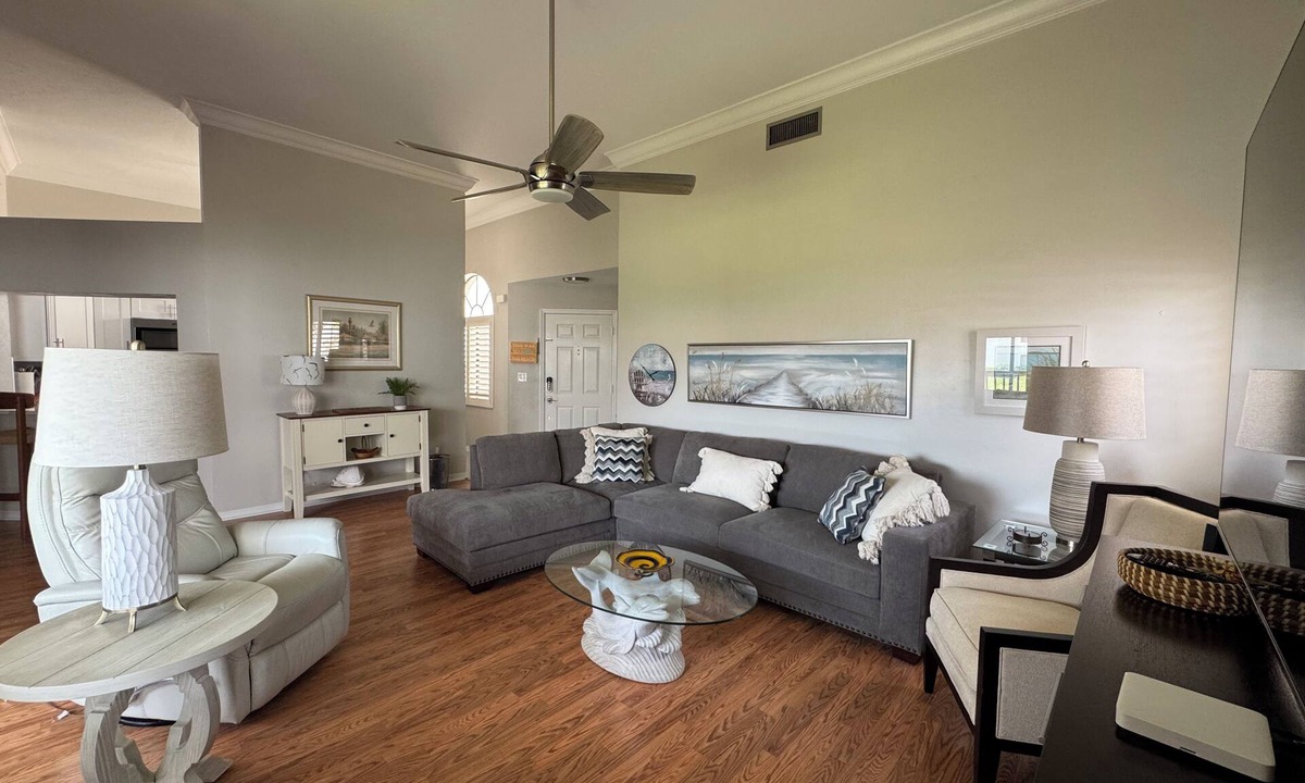 North Naples Condo | Modern Condo with easy beach access in the heart of Naples Park