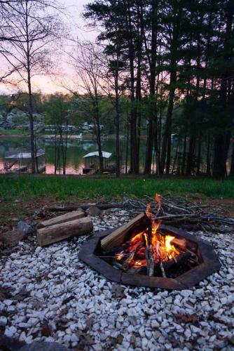 Hiawassee House | Modern Cottage on Lake Chatuge