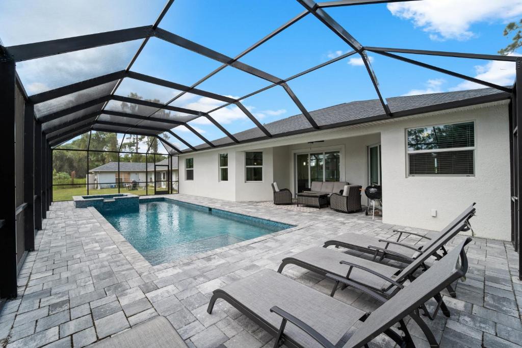 North Port House | Modern Heated Pool Home Close To Downtown Shopping