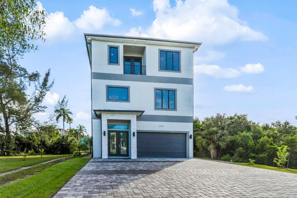 Bonita Springs House | Modern Hickory Hideaway