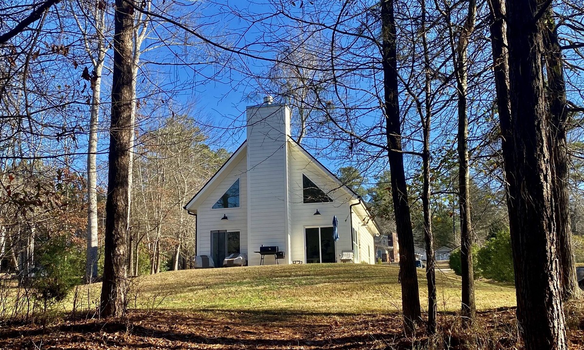 Murrayville House | Modern Lake House w/private Dock — Near Dahlonega and Wineries!