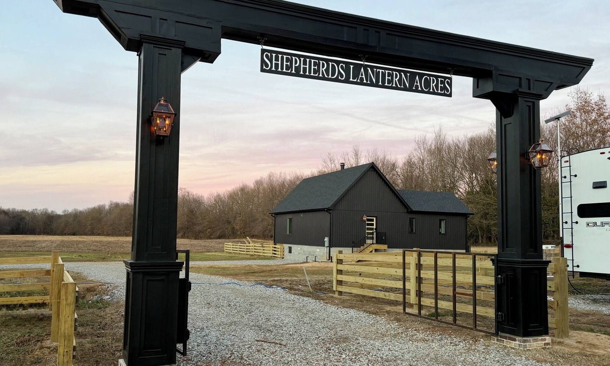 Cunningham Cabin | Modern Luxury Cabin, Fireplaces, Hot Tub Paducah