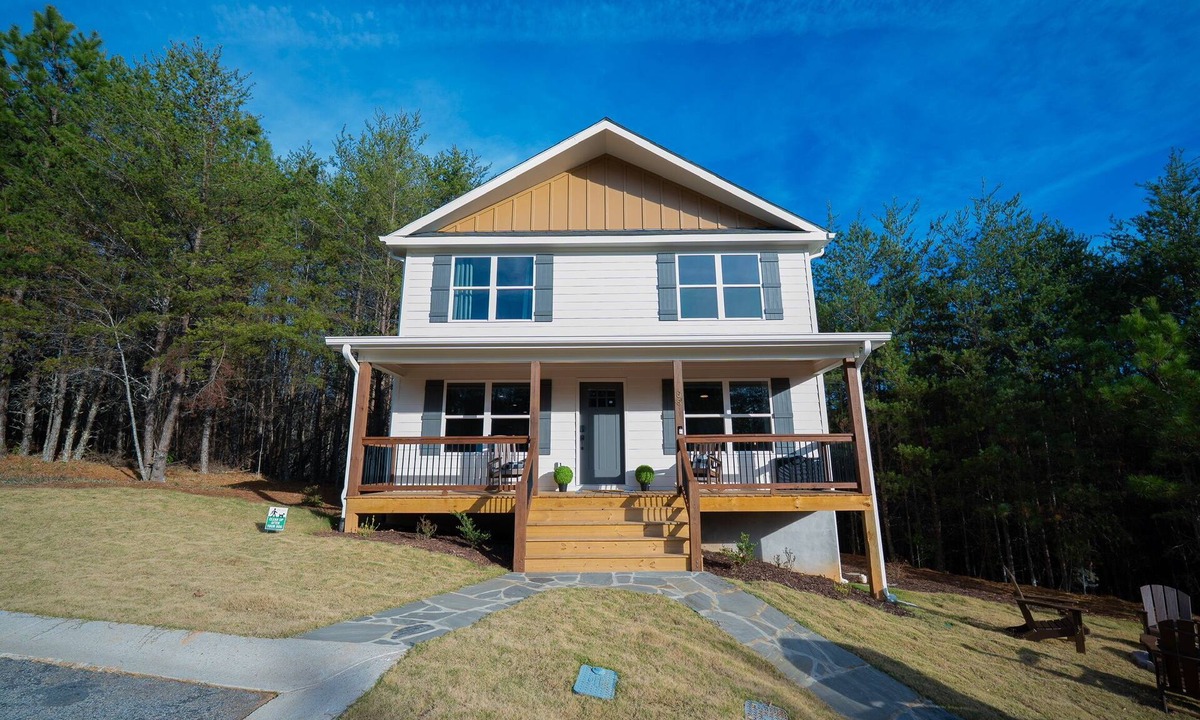 Helen Cabin | Modern Luxury Cabin w/Hot Tub & Fire Pit in Beautiful Helen. Walk to Town!